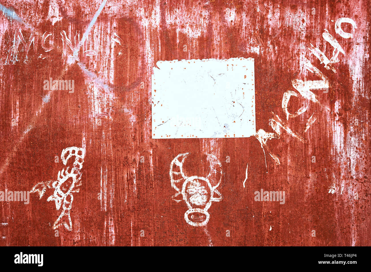 Nahaufnahme der Kinder scribbles und Schriften auf einem Rost Farbe lackiertem Metall Tor in den Philippinen. Weiße Feld kann als Kopie verwendet werden. Stockfoto