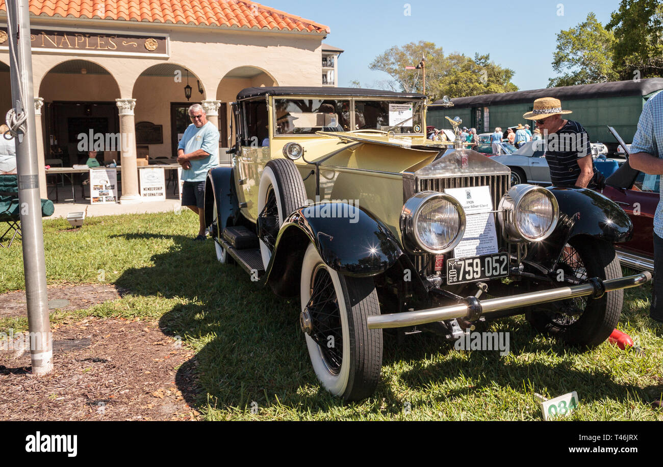 Naples, Florida, USA - März 23,2019: Gelb 1926 Rolls Royce Silver Ghost auf der 32. jährlichen Neapel Depot Classic Car Show in Naples, Florida. Editor Stockfoto