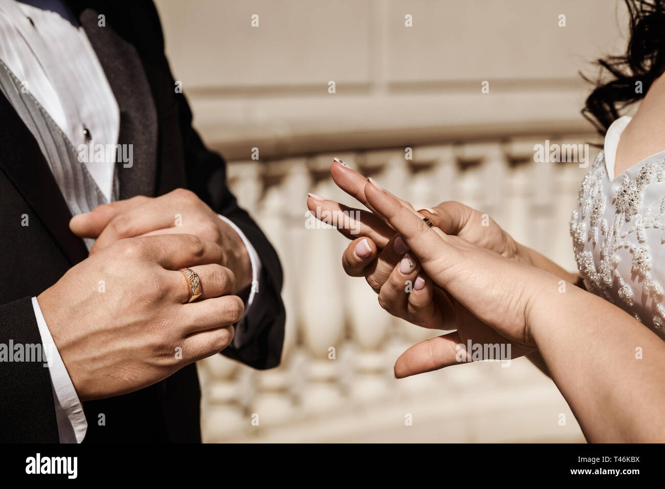 Braut und Bräutigam suchen Ar Ringe nach der Zeremonie am Hochzeitstag Stockfoto