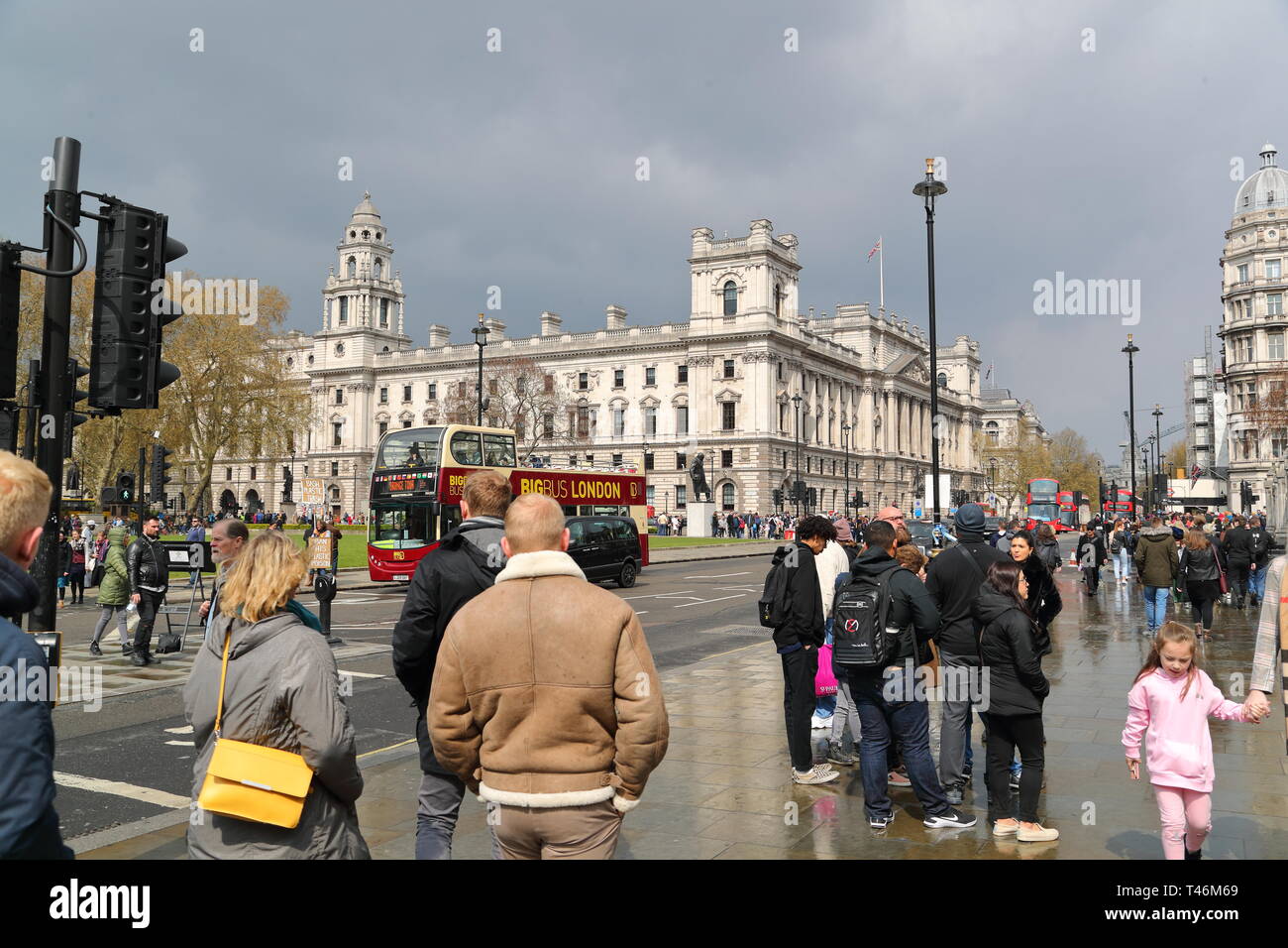 Die Parliament Street nach Regenfällen in Westminster, London, UK Stockfoto