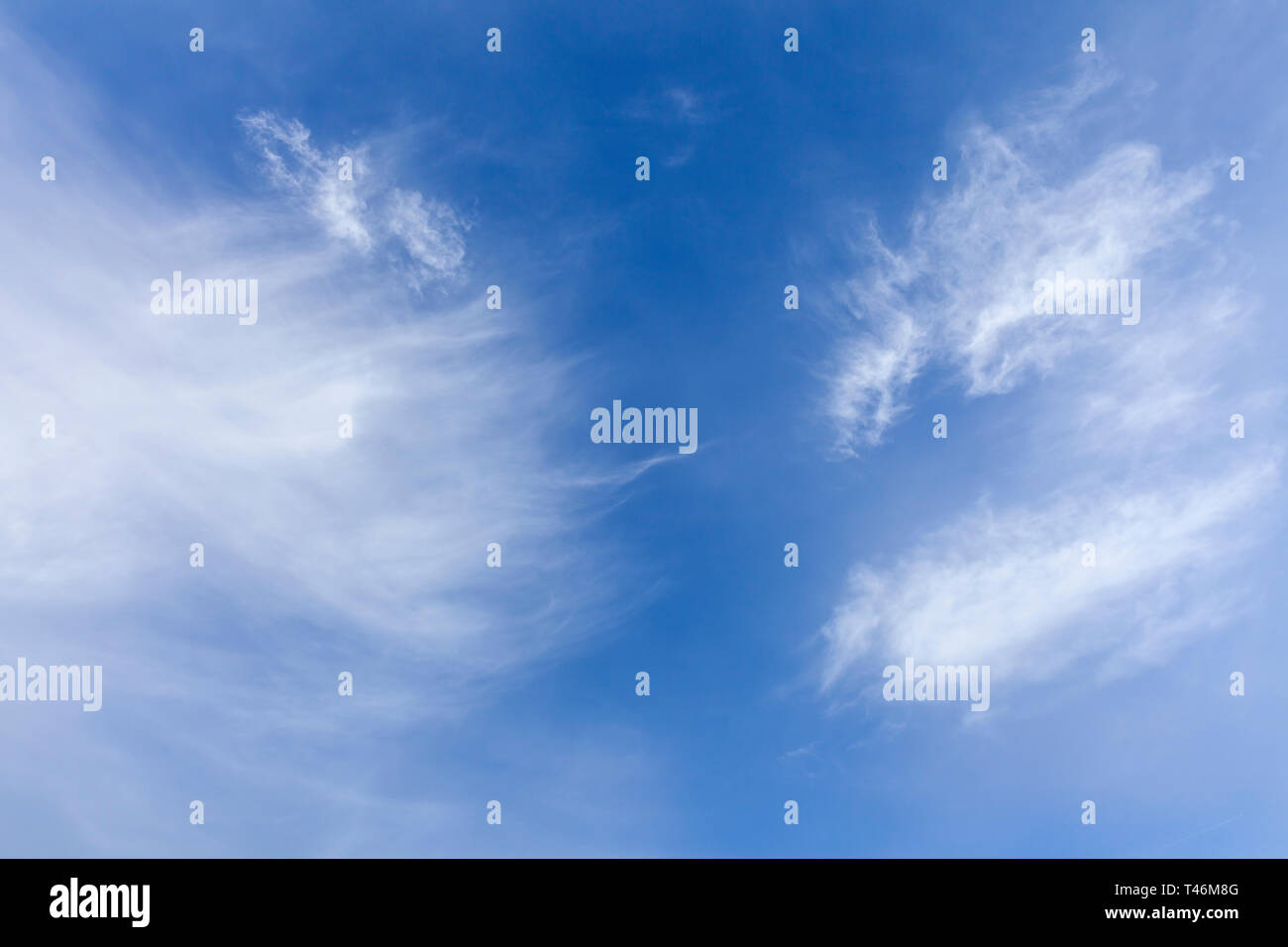 Blauer Himmel und weiße Wolken wispy ohne Horizont und keine Leute Stockfoto