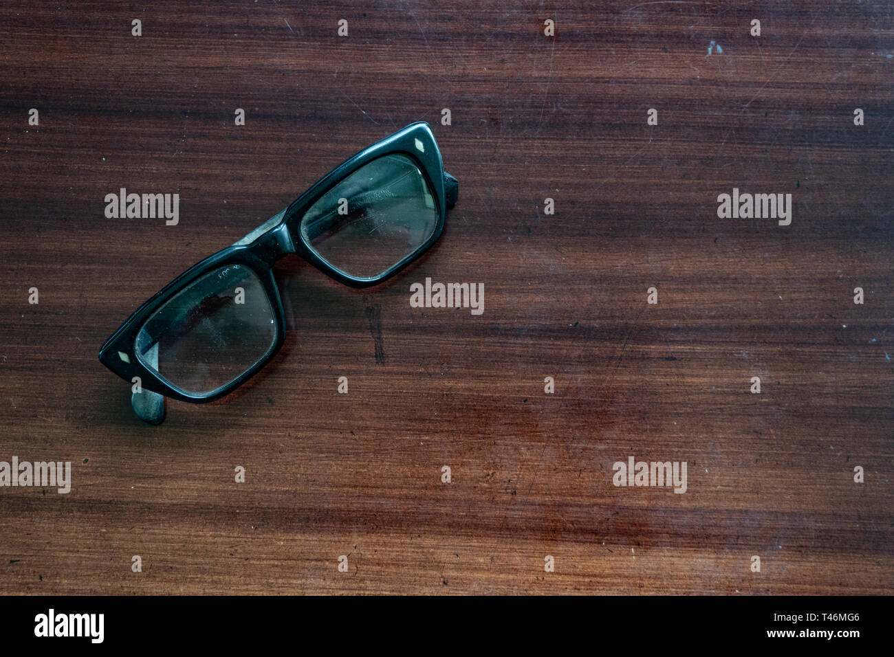 Die alten Gläser auf den braunen Holz Tisch waren ein wenig staubig Stockfoto