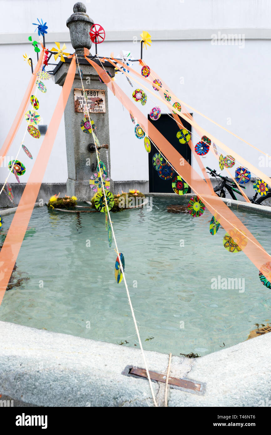 Eine detaillierte Ansicht der festliche Dekorationen für Ostern Urlaub auf dem Dorf Brunnen der kleinen Stadt Maienfeld in den Schweizer Alpen Stockfoto