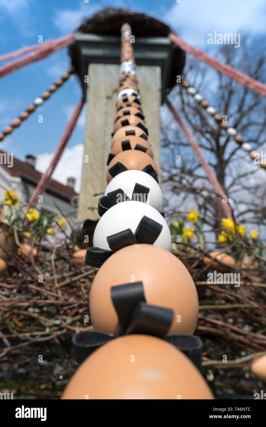 Eine detaillierte Ansicht der festliche Dekorationen für Ostern Urlaub auf dem Dorf Brunnen der kleinen Stadt Maienfeld in den Schweizer Alpen Stockfoto