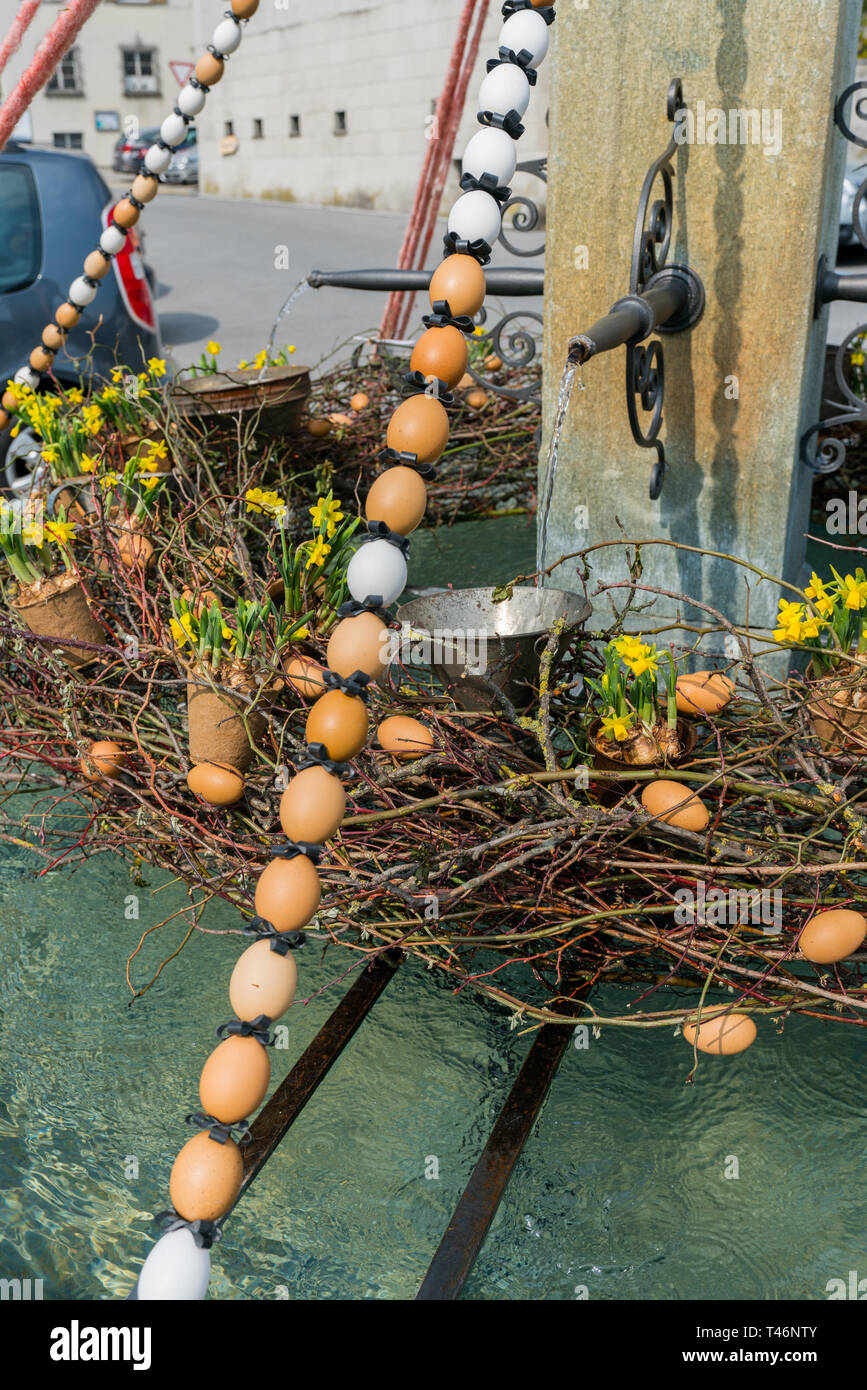 Eine detaillierte Ansicht der festliche Dekorationen für Ostern Urlaub auf dem Dorf Brunnen der kleinen Stadt Maienfeld in den Schweizer Alpen Stockfoto