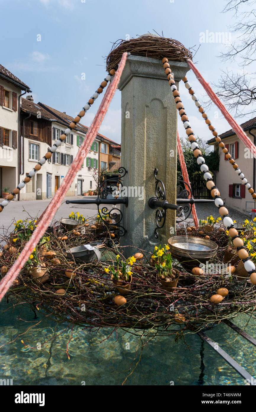 Eine detaillierte Ansicht der festliche Dekorationen für Ostern Urlaub auf dem Dorf Brunnen der kleinen Stadt Maienfeld in den Schweizer Alpen Stockfoto