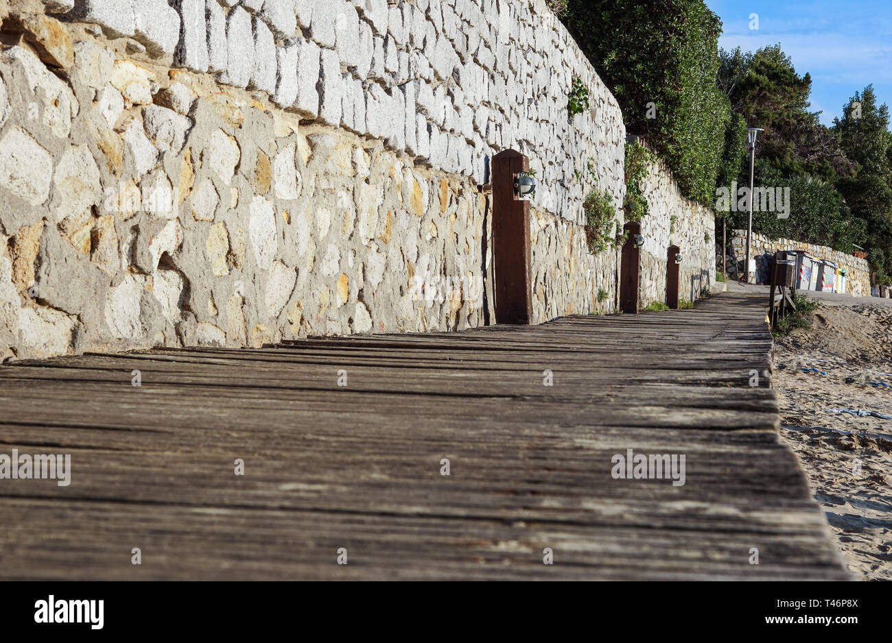 Perspektive der Holzbrücke am Strand. Gehweg Holz Stockfoto