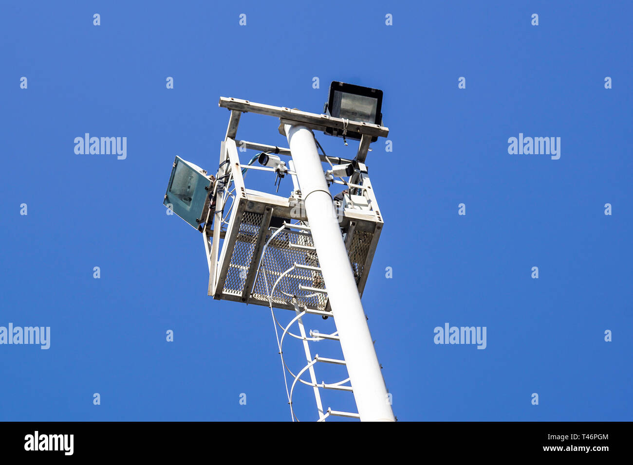 Spot light Pole über klaren, blauen Himmel Hintergrund Stockfoto