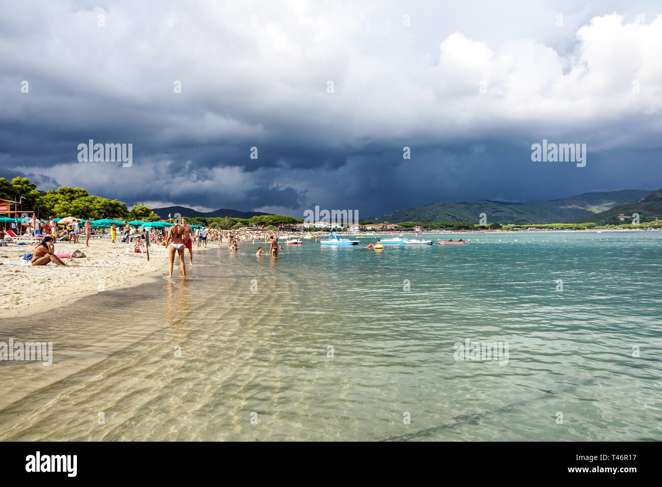 Toskana, Italien, 17. Juli 2018: Die wetterlage vom tropischen Sturm am Strand betroffen Stockfoto