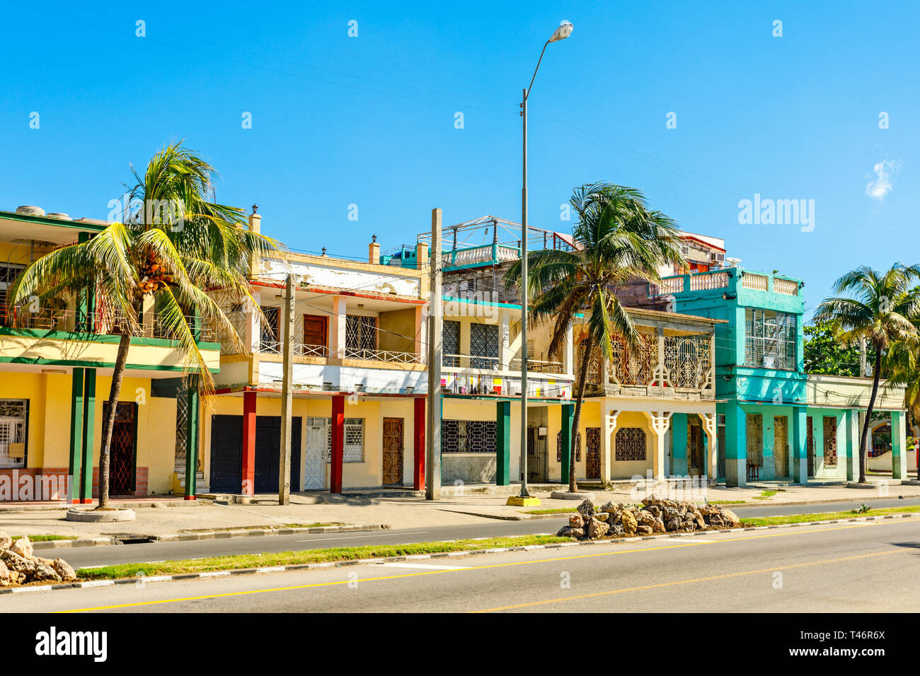 Alte spanische Kolonialhäuser mit Palmen entlang der Straße im Zentrum von Cienfuegos, Kuba Stockfoto Alte spanische Kolonialhäuser mit Palmen entlang der Straße im Zentrum von Cienfuegos, Kuba Stockfoto