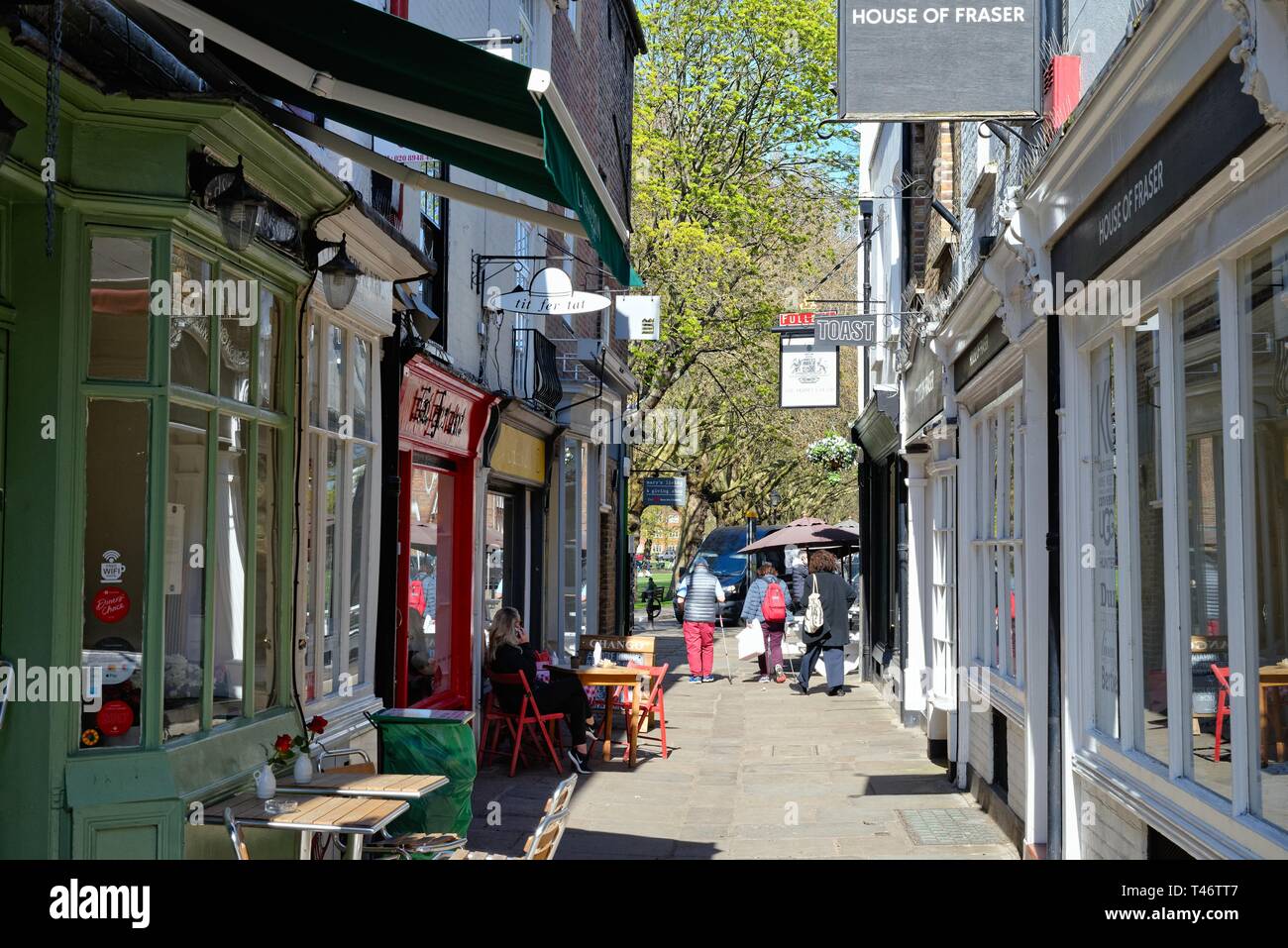 Kleine Geschäfte im gepflasterten Hof Gasse aus Richmond Green Surrey Greater London England Großbritannien Stockfoto