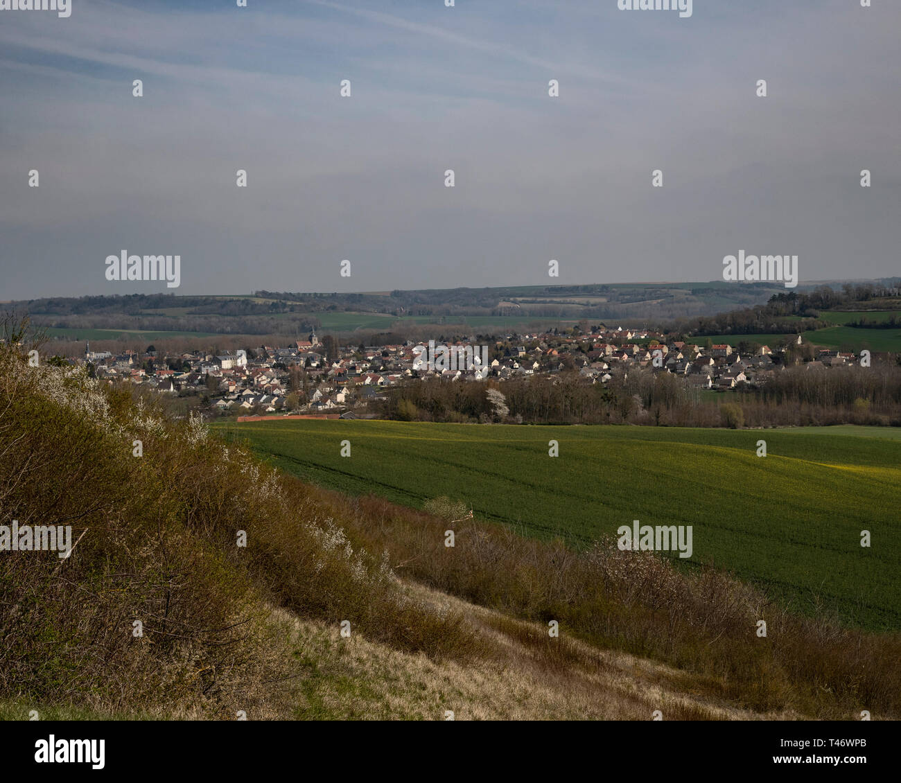 Das Dorf von Fismes, Aisne, Frankreich von der Strecke gesehen d'Epernay Stockfoto