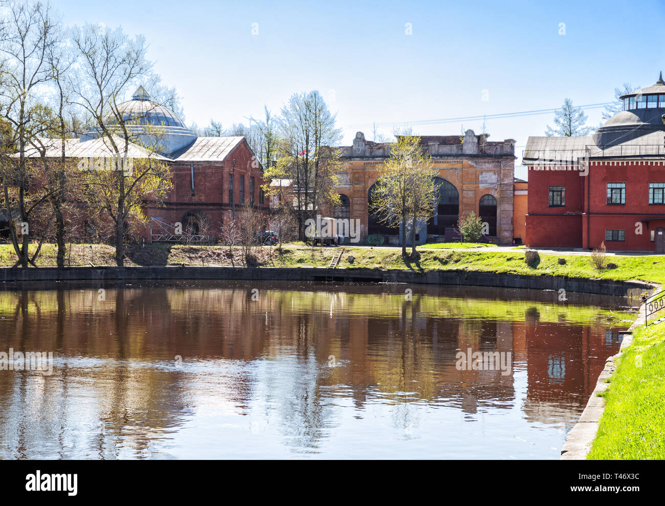 Alte Gebäude in Izhora Pflanzen - gasspeicher auf der linken Seite, macht Station in der Mitte, Stahlwerk auf der rechten Seite, Kolpino, St. Petersburg, Russland Stockfoto