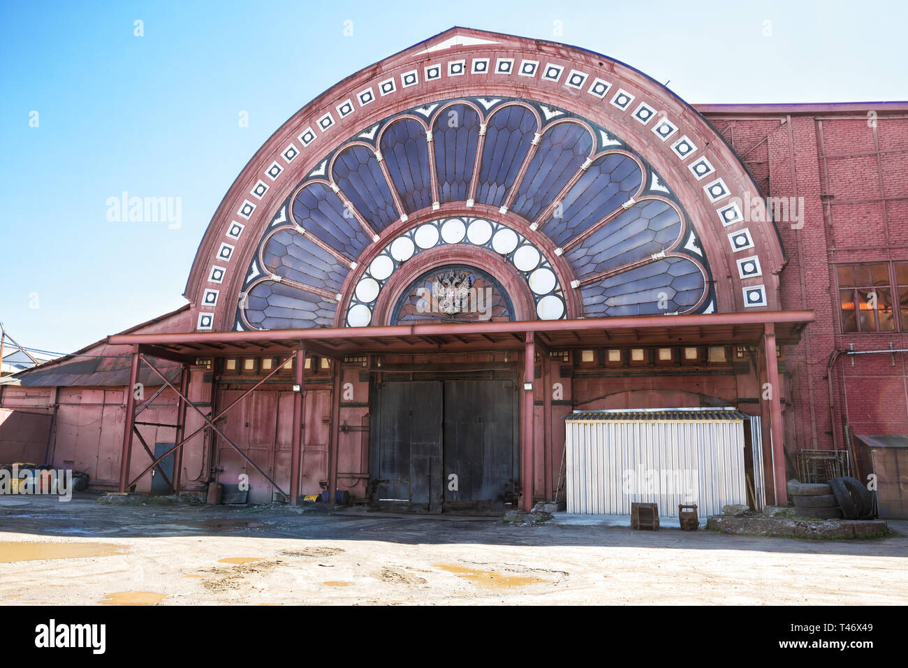Die industrielle Architektur. Buntglasfenster an der Stirnseite des Eisen-Rolling Plant, eine der alten Geschäften der Izhora Pflanzen, Kolpino, St. Petersbur Stockfoto