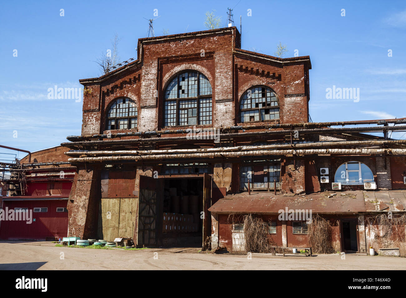 Die industrielle Architektur. Alte industrielle Gebäude aus rotem Backstein, Rüstung Hardening Workshop bei izhora Pflanzen, 1896, Kolpino, St. Petersburg, Russland Stockfoto