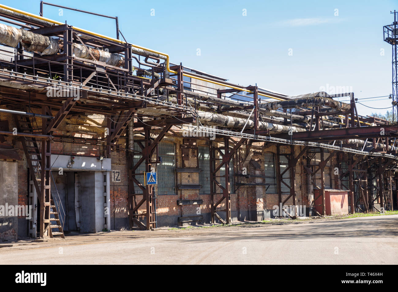 Industrie. Eine der alten Werkstätten der Izhora Pflanzen, ein Backsteingebäude mit einer Pipeline Stockfoto