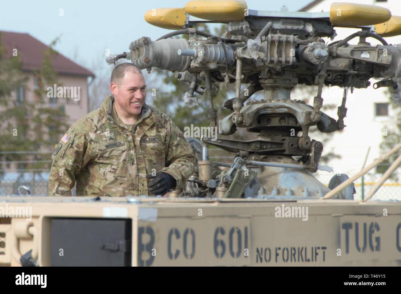 Sgt. Steven Webber zu Unternehmen B zugewiesen, 601St Aviation Support Bataillons, Zusammenbau des Hubschraubers Mi-8 Ausbildungsbeihilfen bei Storck Barracks, Illesheim, Deutschland, 12. März 2019. Stockfoto