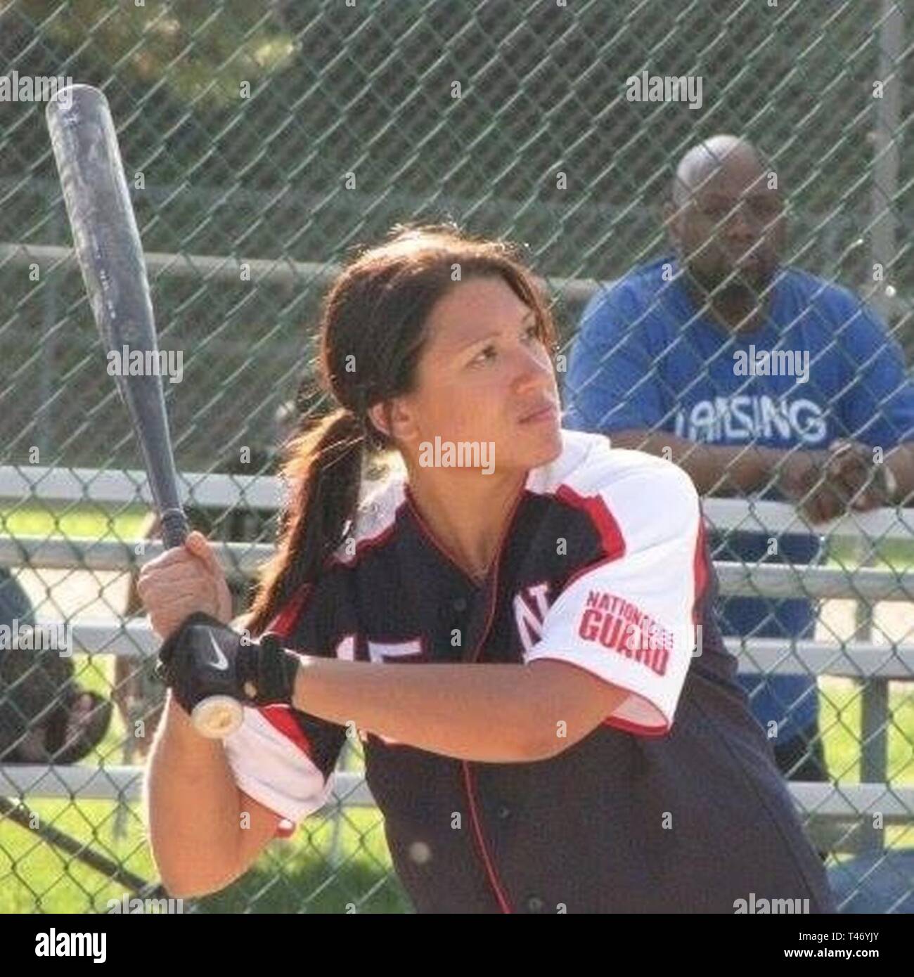 Michigan National Guard Master Sgt. Angelina Saldana-Sipley, die Bereitschaft und Operationen noncommissioned Officer bei Joint Forces Headquarters, Fledermäuse für Softball der Michigan National Guard Frauen Mannschaft in Lansing, Michigan. Saldana-Sipley spielte auch für Softball der Eglin Air Force Base Frauen Team in Florida früh in ihrer Karriere. Stockfoto