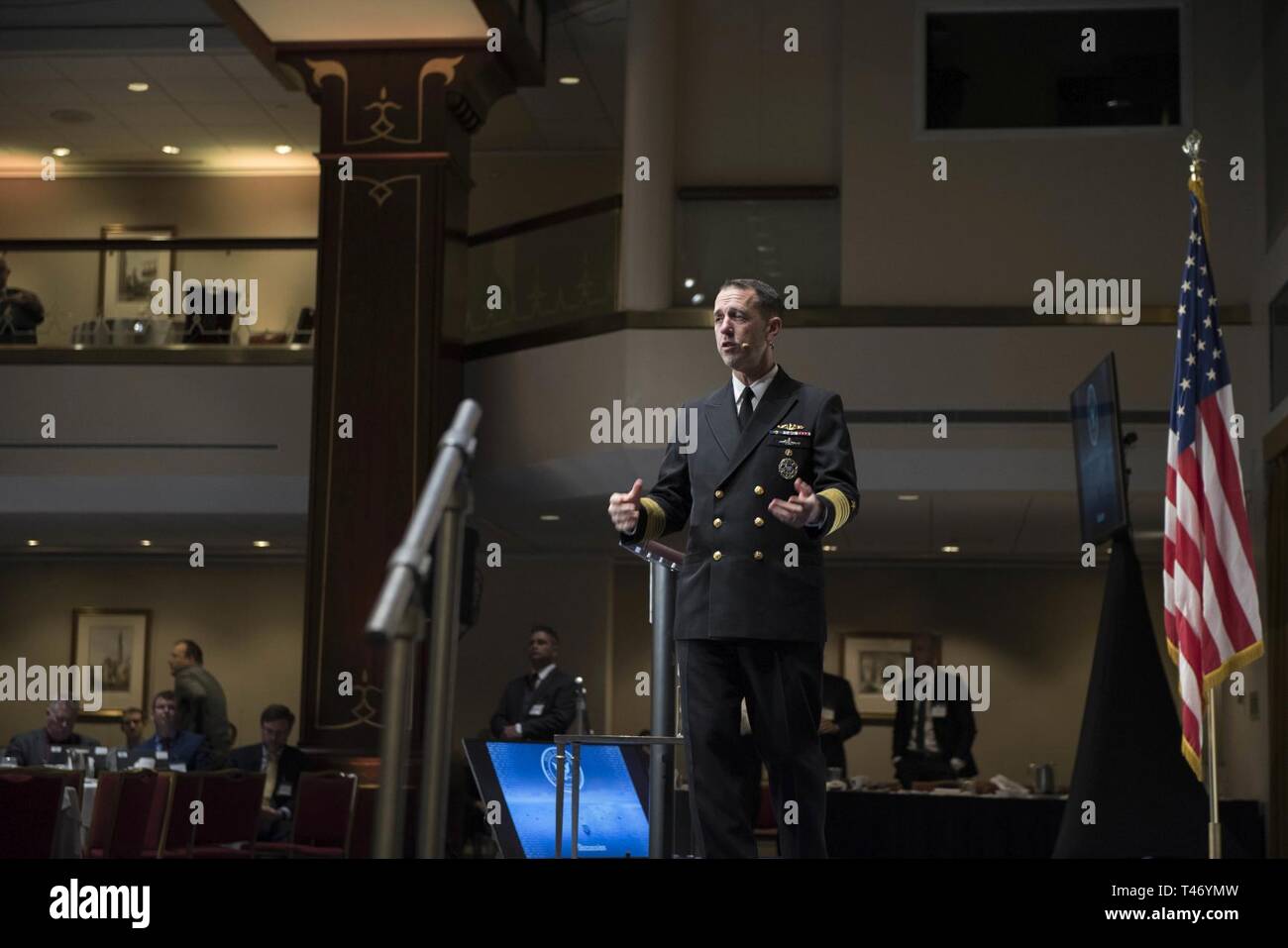 WASHINGTON (13. März 2019) Leiter der Naval Operations (CNO) Adm. John Richardson liefert Erläuterungen an der McAleese Verteidigungsprogramme Konferenz. Richardson sprach über Budget, Akquisition, Manning und -bindung, Ressourcen und die Zukunft der Marine. Stockfoto