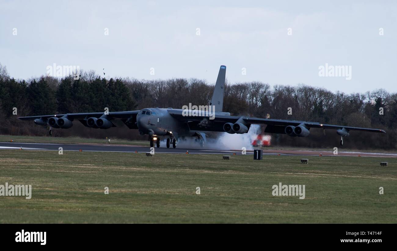 A B-52 Stratofortress bereitgestellt von Barksdale Air Force Base, La., landet auf der Flucht Line zur Unterstützung der US-amerikanischen strategischen Kommando der Bomber Task Force (BTF) in Europa an RAF Fairford, England, 14. März 2019. BTF Operationen entwickelt Ausbildungsmöglichkeiten für USA, Verbündeten und Partnern gemeinsam in gemischten Umgebungen zu betreiben. Stockfoto