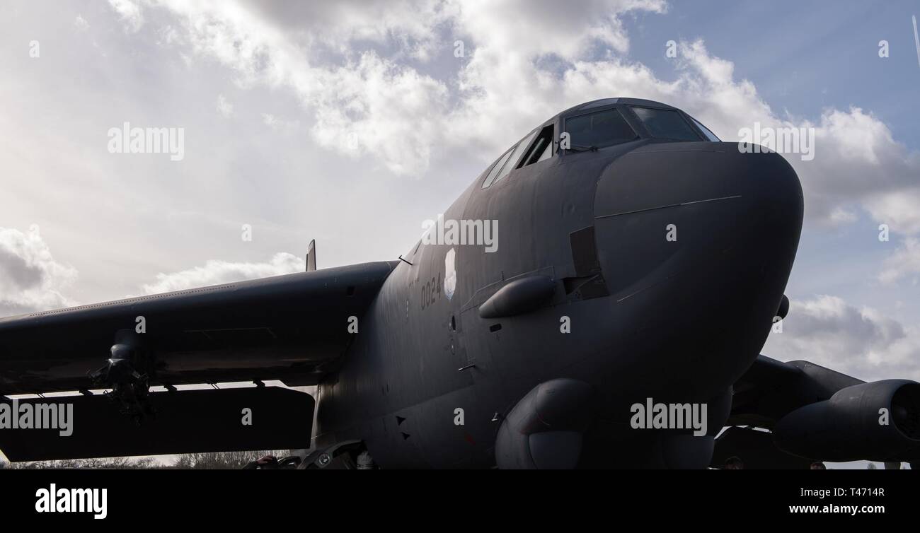 A B-52 Stratofortress bereitgestellt von Barksdale Air Force Base, La., sitzt auf dem Flug Linie an RAF Fairford, England, 14. März 2019. Die B-52 s bereitgestellt werden in Europa US-Strategic Command's Bomber Task Force (BTF). Stockfoto