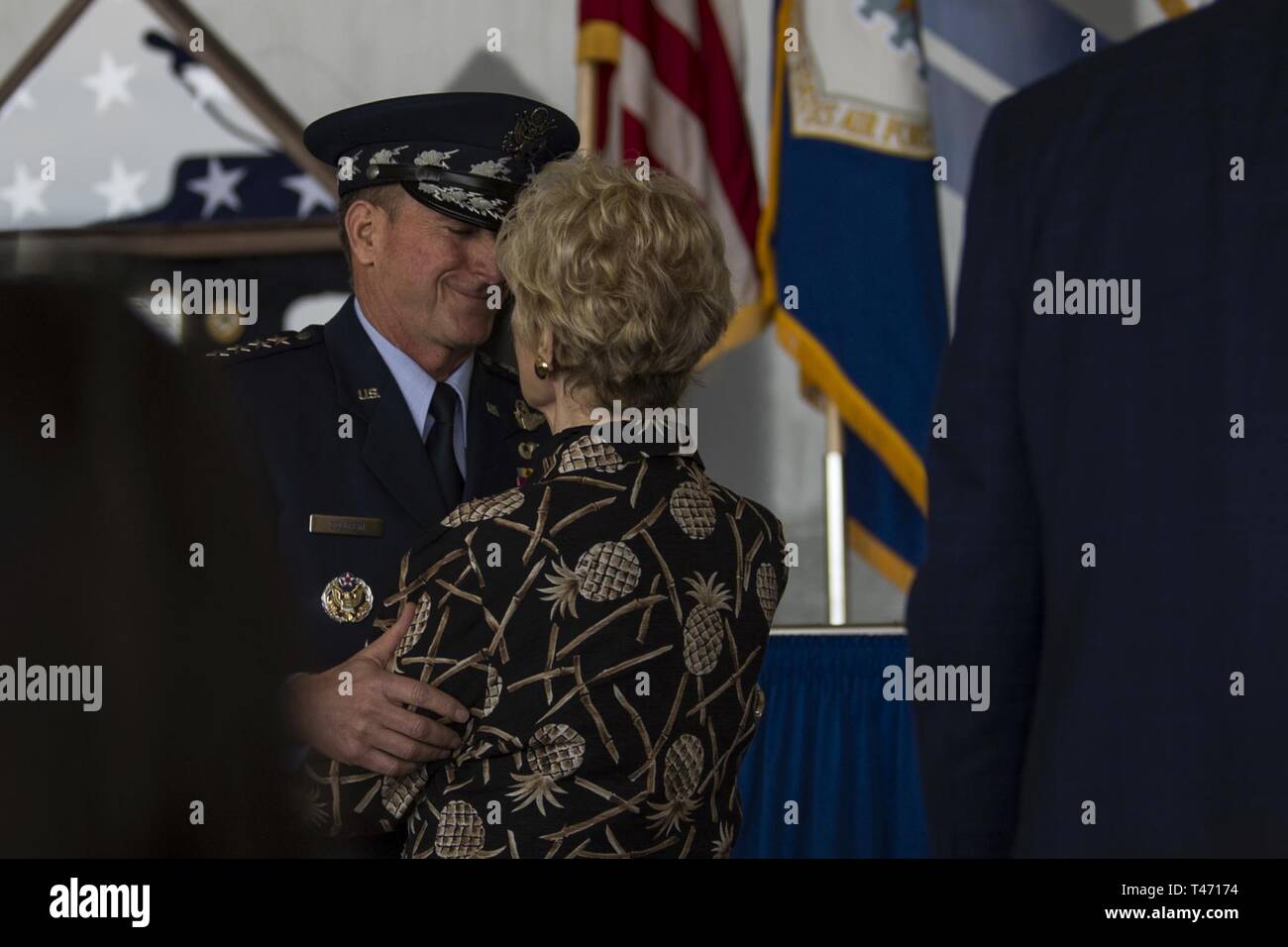 Luftwaffe Stabschef General David L. Goldfein grüßt Dr. Lucy Greene während der Feier des Lebens Zeremonie zu Ehren Herrn W. Parker Greene, 14. März 2019, bei Moody Air Force Base, Ga Greene, ein unerschütterlicher Air Force Fürsprecher und einer der einflussreichsten militärischen bürgerliche Führer verstarb Dez. 18, 2018. Stockfoto