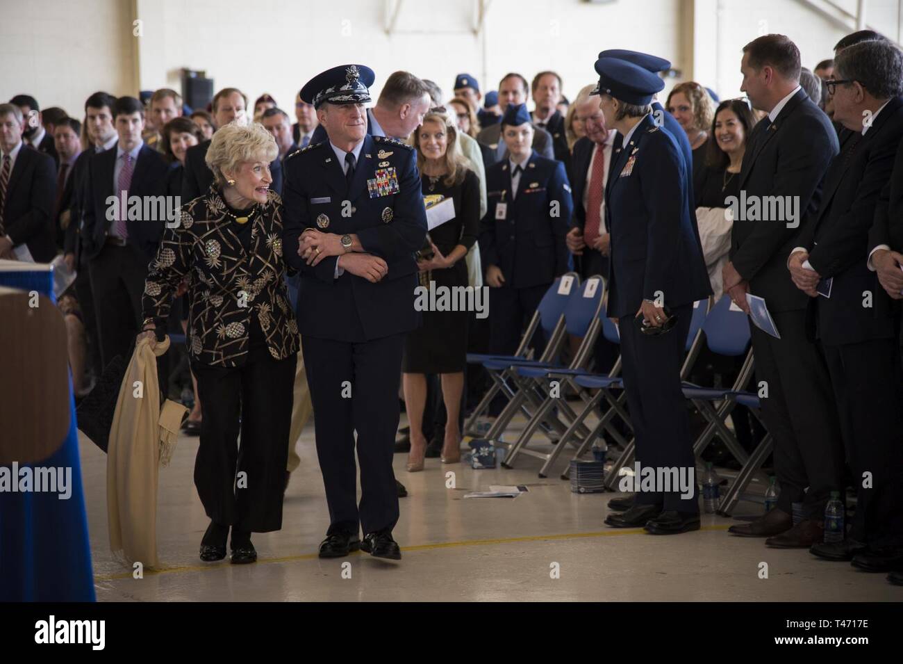 Luftwaffe Stabschef General David L. Goldfein escorts Dr. Lucy Greene während der Feier des Lebens Zeremonie zu Ehren Herrn W. Parker Greene, 14. März 2019, bei Moody Air Force Base, Ga Greene, ein unerschütterlicher Air Force Fürsprecher und einer der einflussreichsten militärischen bürgerliche Führer verstarb Dez. 18, 2018. Stockfoto