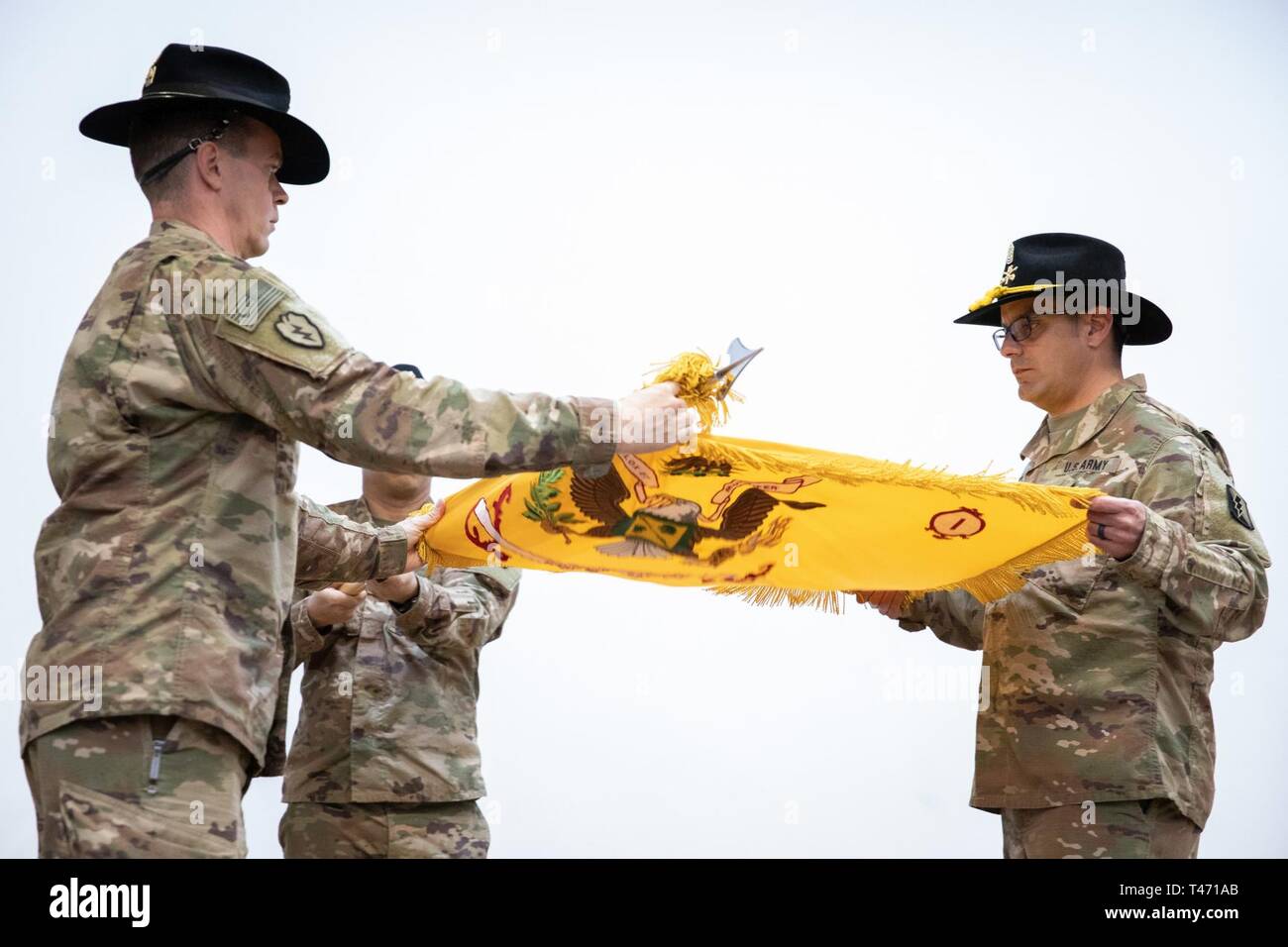 Us-Armee Oberstleutnant Jeremy Hopkins, 1st Squadron California's National Guard, 18 Cavalry Regiment (1-18 CAV) Commander und Command Sgt. Maj. Luis F. Ferretti, 1-18 CAV, command Sergeant Major, furl ihre Einheit Farben bei einer Übertragung der Autorität Zeremonie am gemeinsamen Training Center in Jordanien, 14. März 2019. Die 1-18 CAV Behörde zur 1. Staffel die New Jersey der National Guard, 102 Cavalry Regiment aufgegeben nach einer neun-monatige Rotation in Jordanien, wo sie mit den Jordan Bundeswehr Bundesgrenzschutz tritt als Teil des Jordan operativen Engagement Program gearbeitet. (Army National Guard Stockfoto