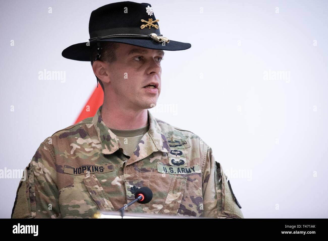 Us-Armee Oberstleutnant Jeremy T. Hopkins, 1st Squadron California's National Guard, 18 Cavalry Regiment (1-18 CAV) Commander, spricht mit den USA und Jordanien Soldaten der Bundeswehr während der Übertragung seiner Einheit der Behörde Zeremonie am gemeinsamen Training Center in Jordanien, 14. März 2019. Die 1-18 CAV verbrachte neun Monate in Jordanien, wo Sie mit Jordanien Bundeswehr Bundesgrenzschutz tritt als Teil des Jordan operativen Engagement Programm ausgebildet. (Army National Guard Stockfoto