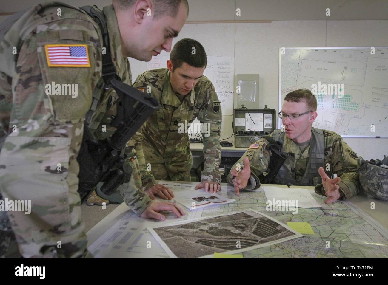 Eine Gruppe von Armee-reserve Soldaten der 379. Chemical Company, 472Nd chemische Bataillon, 209 Region Support Group, 76th Operationelle Antwort Befehl, mission Pläne an der taktischen Operationen Zentrum auf Fort McCoy, Wisconsin 14. März diskutieren. Mehr als 150 Soldaten aus der Armee finden 379 Unternehmen der Chemischen Industrie sind die Ausgaben fast drei Wochen am Fort McCoy die Durchführung einer Vielzahl von chemischen, biologischen, radiologischen und nuklearen (CBRN) Training Operations einschließlich chemischer Aufklärung, Dekontaminierung, Manöver Unterstützung, Kommunikation und Transport. (Offizielle US-Armee finden Stockfoto