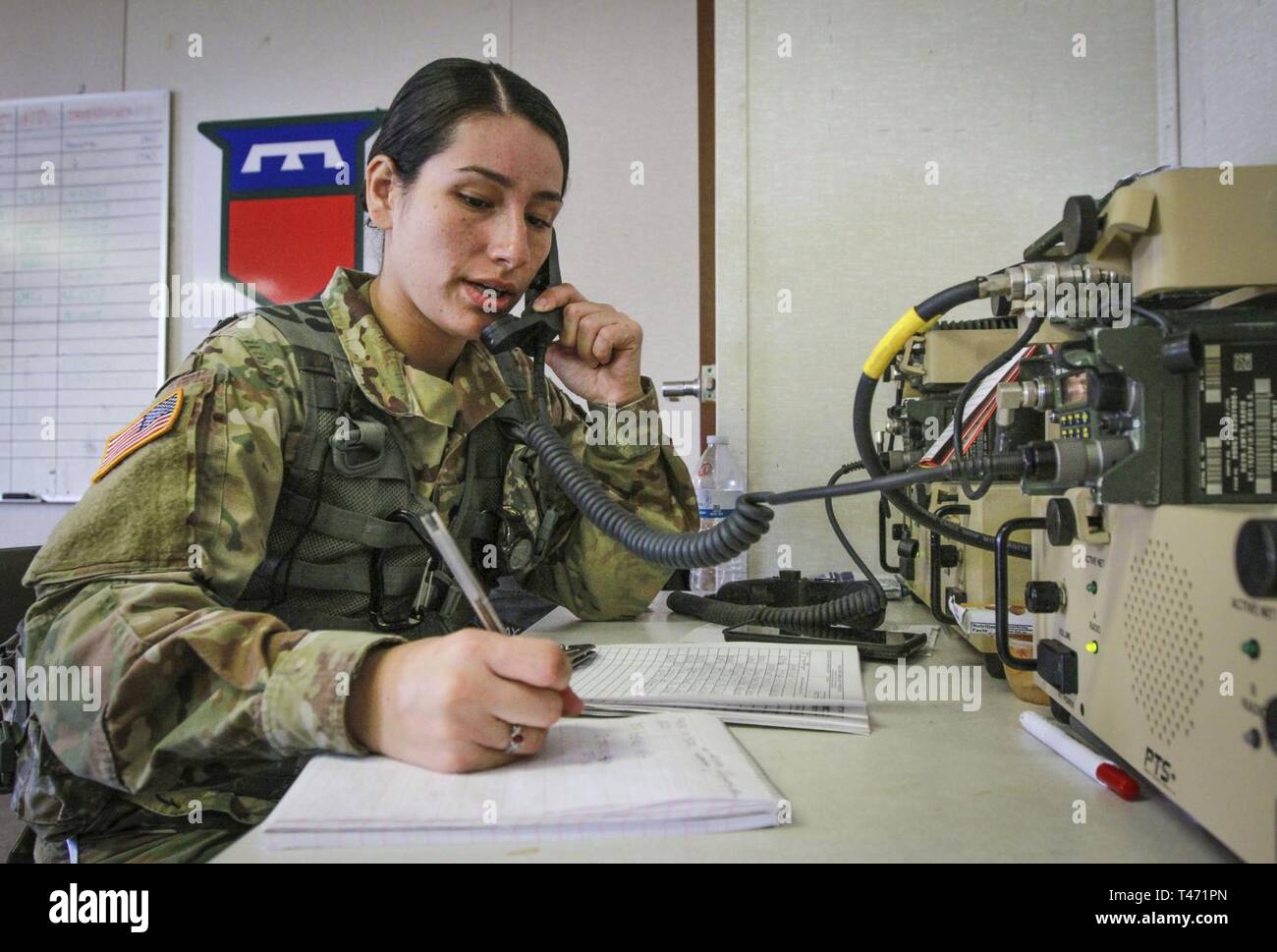 Armee finden Spc. Heidi Quijada, ein mit Rädern versehener Fahrzeug Mechaniker und heimisch in Chicago, Illinois, zu der 379 Unternehmen der Chemischen Industrie zugeordnet, 472Nd chemische Bataillon, 209 Region Support Group, 76th Operationelle Antwort Befehl, bietet Radio Communications bei der Tactical Operations Center am Fort McCoy, Wisconsin am 14. März. Mehr als 150 Soldaten aus der Armee finden 379 Unternehmen der Chemischen Industrie sind die Ausgaben fast drei Wochen am Fort McCoy die Durchführung einer Vielzahl von chemischen, biologischen, radiologischen und nuklearen (CBRN) Training Operations einschließlich chemischer Aufklärung, Dekontaminierung, Manöver sup Stockfoto