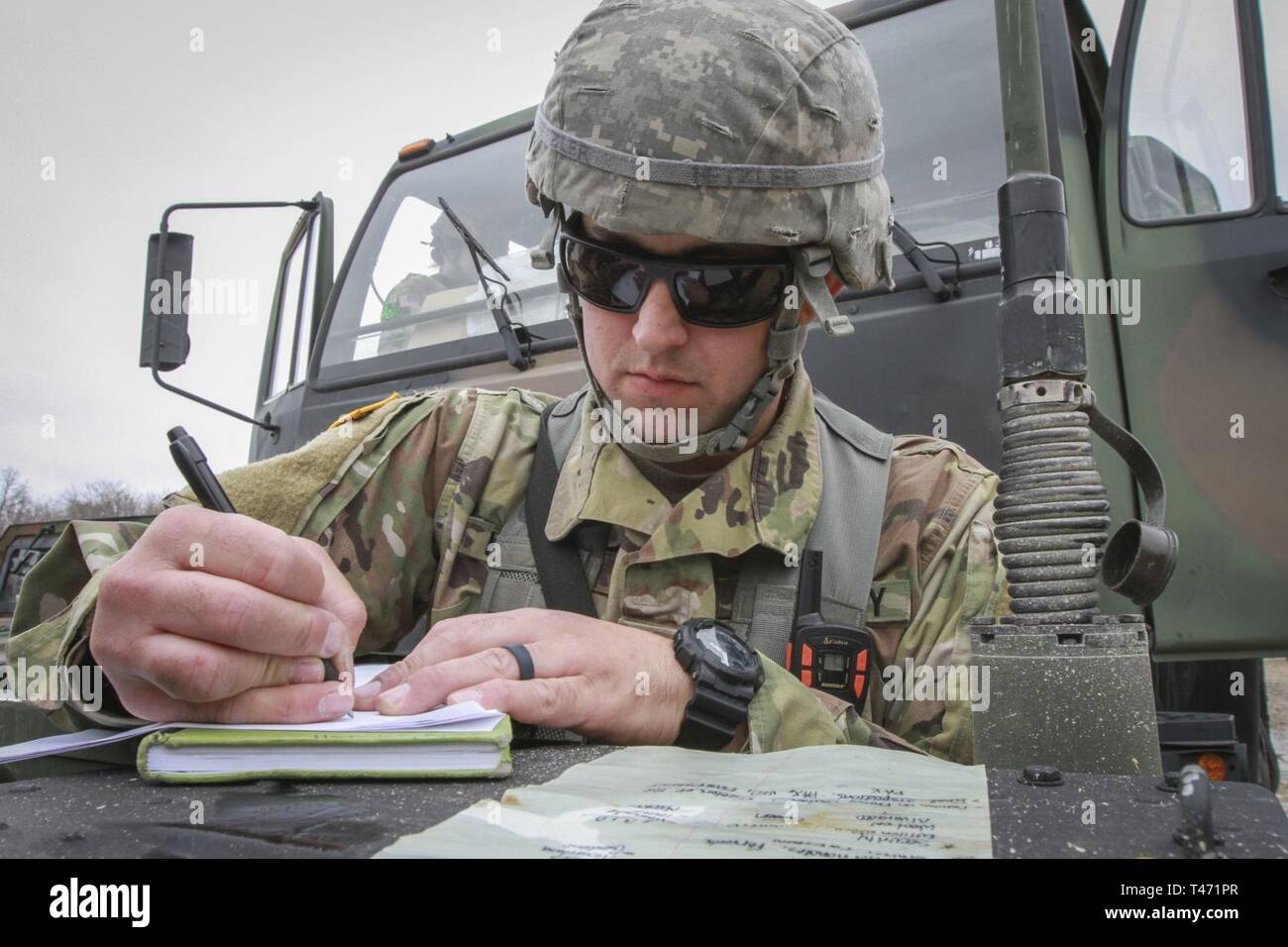 Armee finden Sgt. Ryan Hetzler, Team Leader und gebürtige Rockledge, Florida, zu der 379 Unternehmen der Chemischen Industrie zugeordnet, 472Nd chemische Bataillon, 209 Region Support Group, 76th Operationelle Antwort Befehl macht die letzte Mission Noten vor seiner Einheit verlässt für eine chemische Aufklärung und Dekontamination Mission am Fort McCoy, Wisconsin am 14. März. Mehr als 150 Soldaten aus der Armee finden 379 Unternehmen der Chemischen Industrie sind die Ausgaben fast drei Wochen am Fort McCoy die Durchführung einer Vielzahl von chemischen, biologischen, radiologischen und nuklearen (CBRN) Training Operations einschließlich chemischer Aufklärung Stockfoto