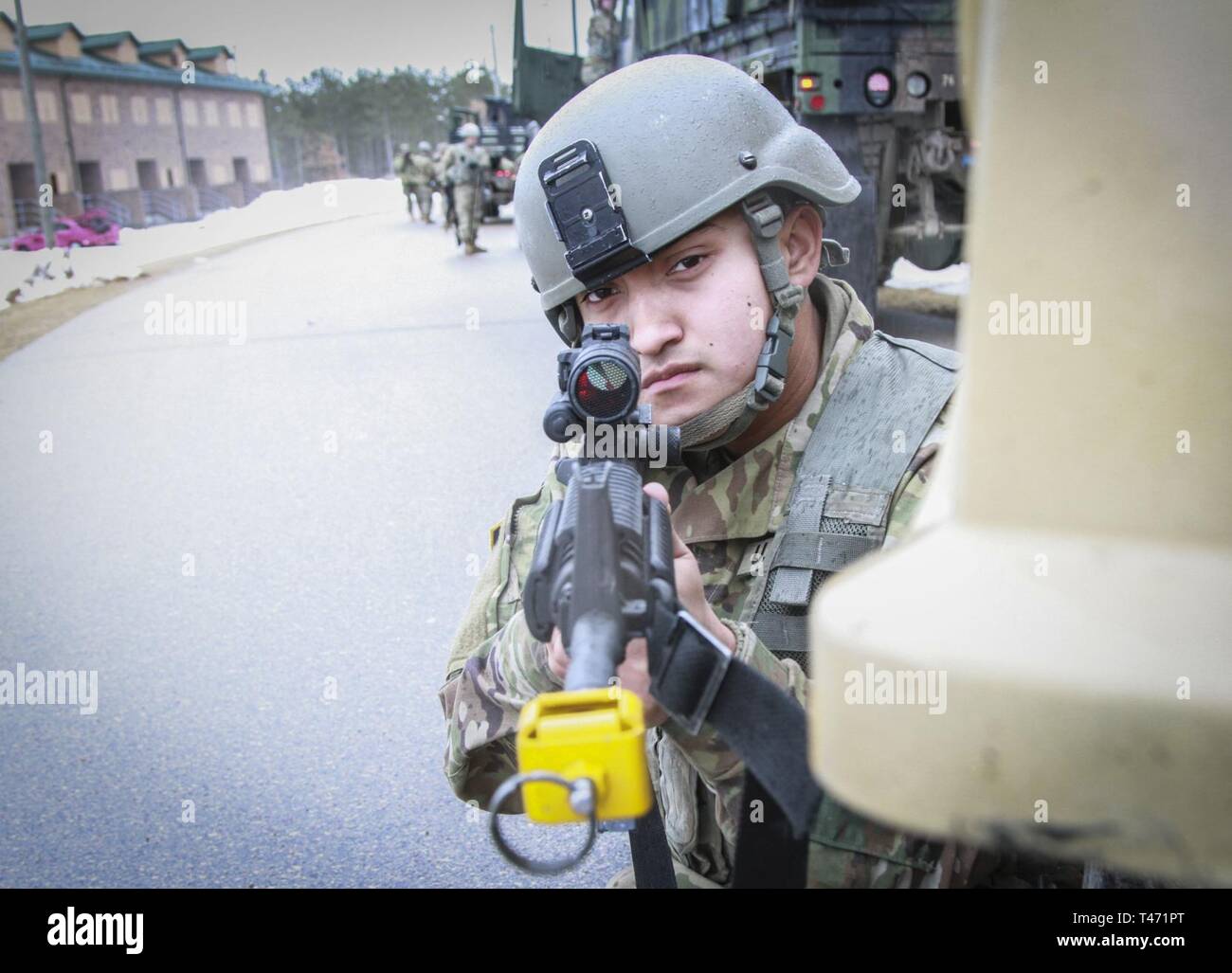 Armee finden Spc. Alex Hernandez, einem chemischen, biologischen, radiologischen und nuklearen (CBRN) Specialist und heimisch in Oakbrook Terrace, Illinois, zu der 379 Unternehmen der Chemischen Industrie zugeordnet, 472Nd chemische Bataillon, 209 Region Support Group, 76th Operationelle Antwort Befehl, bietet Betriebssicherheit für seine Platoon während einer Aufklärungs- und Dekontamination Mission am Fort McCoy, Wisconsin am 14. März. Mehr als 150 Soldaten aus der Armee finden 379 Unternehmen der Chemischen Industrie sind die Ausgaben fast drei Wochen am Fort McCoy die Durchführung einer Vielzahl von chemischen, biologischen, radiologischen und nuklearen (CBRN) Stockfoto