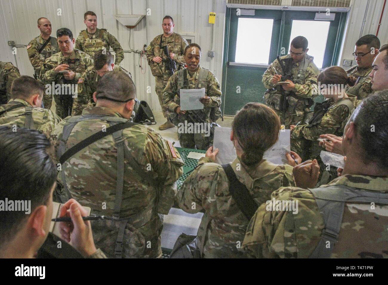 Armee-reservesoldat 1 Lt Datisha Nono (Mitte), platoon Commander, 2 Platoon, 379 Chemical Company, 472Nd chemische Bataillon, 209 Region Support Group, 76th Operationelle Antwort Befehl, gibt ein pre-Mission Briefing für Ihr Zug zusammen mit dem Kompaniechef und first Sergeant am Fort McCoy, Wisconsin am 14. März. Mehr als 150 Soldaten aus der Armee finden 379 Unternehmen der Chemischen Industrie sind die Ausgaben fast drei Wochen am Fort McCoy die Durchführung einer Vielzahl von chemischen, biologischen, radiologischen und nuklearen (CBRN) Training Operations einschließlich chemischer Aufklärung, decontamina Stockfoto
