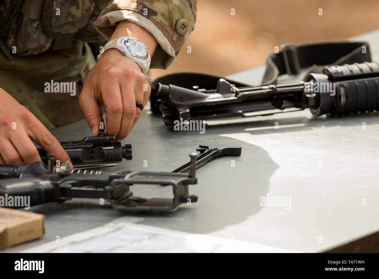 Ein Kandidat für den fachlichen Bereich Medizinische Abzeichen versammelt ihre Waffe während Lane Prüfung in Fort Bragg, N.C., 14. März 2019. Waffen, die Montage ist ein mit der Anforderung, bevor Kandidaten können in simulierten bekämpfen Veranstaltungen fort. Stockfoto