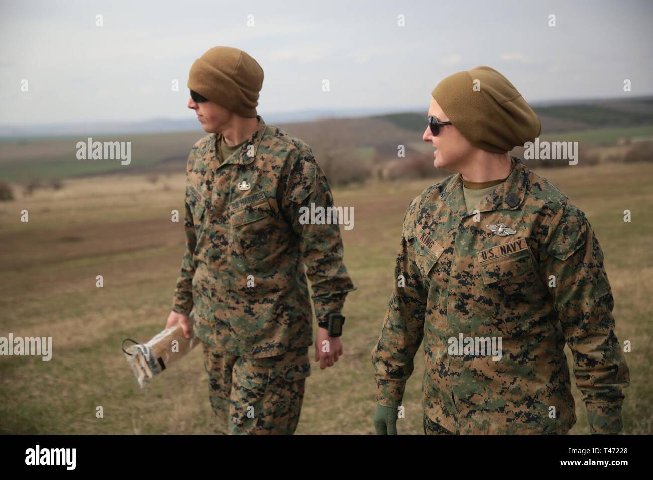 Ein US-Marine und US-Segler mit speziellen Zweck Marine Air-Ground Task Force-Crisis Response-Africa 19.1, Marine Kräfte in Europa und in Afrika, erleichtern die Zähler - Improvised Explosive Device Training während der Platinum Eagle 19.1, eine multilaterale Übung am Babadag, Rumänien statt, 14. März 2019. SPMAGTF-CR-AF ist eingesetzt Krise - Reaktion und Theater zu leiten - Security Operations in Afrika und die Förderung der regionalen Stabilität durch die Durchführung von militärischen Übungen in ganz Europa und Afrika. Stockfoto