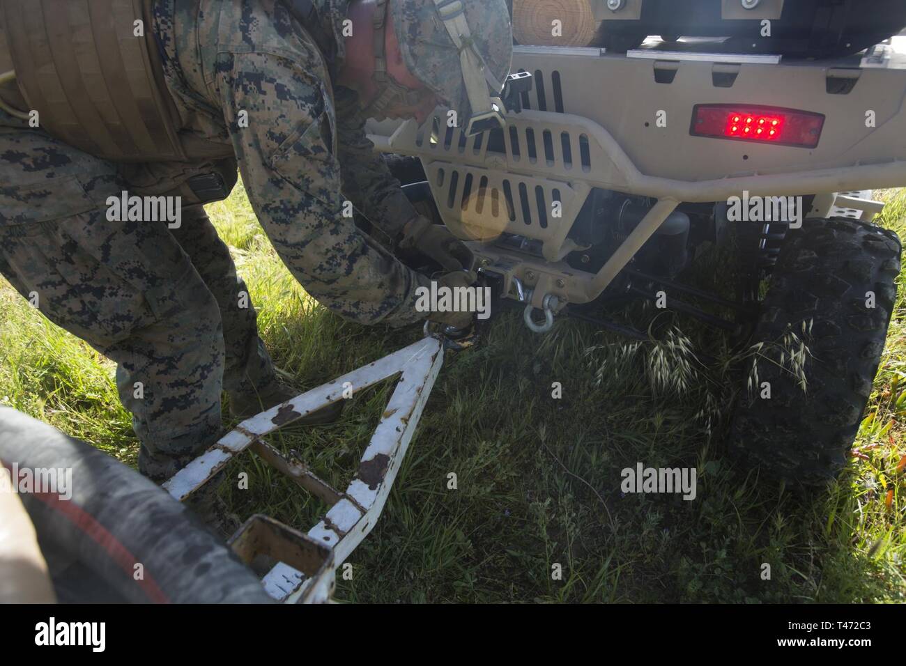 Lance Cpl. Gregory Crossway, ein Großteil der Spezialist mit Marine Wing Support Squadron (MWSS) 371, misst ein Anhänger an einer Polaris RZR um den Verkehr liefert in einen Vorwärtsgang Bewaffnung und tanken Punkt (KASSENAERZTE) auf der Insel San Clemente, Kalifornien während der Übung Pacific Blitz, 19., 15. März 2019. Pacific Blitz 19 ist entworfen, um Marines zu trainieren und Matrosen in maritimen Vorpositionierung Kraft und zielt darauf ab, die Kenntnisse zu verbessern, erweitern die Zusammenarbeit und maritimen Fähigkeiten zu verbessern. Stockfoto