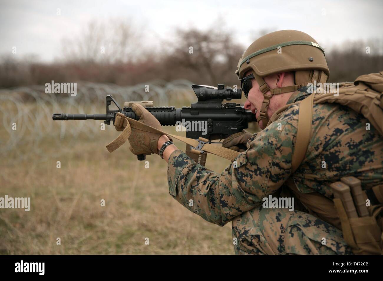 Ein US-Marine mit speziellen Zweck Marine Air-Ground Task Force-Crisis Response-Africa 19.1, Marine Kräfte in Europa und in Afrika, zeigt, dass Operationen an Soldaten der rumänischen Armee 341 Infanterie Bataillon während Platin Eagle 19.1, eine multilaterale Übung am Babadag, Rumänien, 15. März 2019. SPMAGTF-CR-AF ist eingesetzt Krise - Reaktion und Theater zu leiten - Security Operations in Afrika und die Förderung der regionalen Stabilität durch die Durchführung von militärischen Übungen in ganz Europa und Afrika. Stockfoto