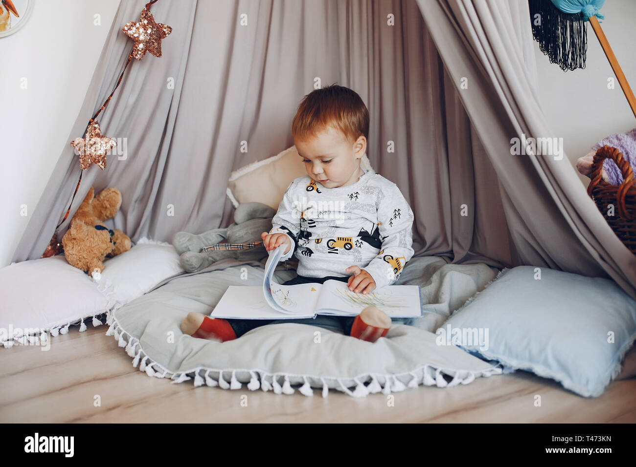 Cute little boy zu Hause spielen Stockfoto