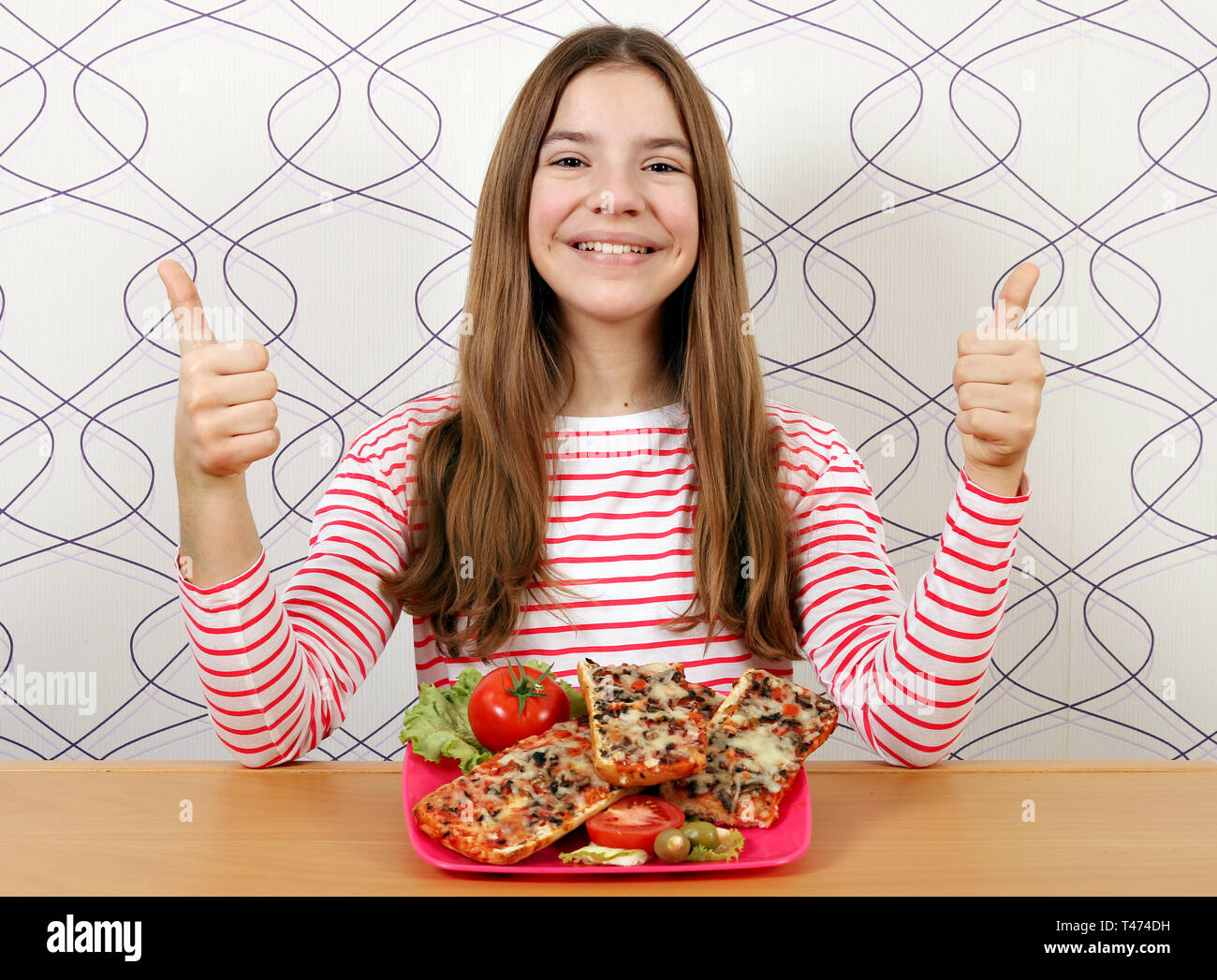 Happy teenage Mädchen mit Sandwiches und Daumen hoch Stockfoto