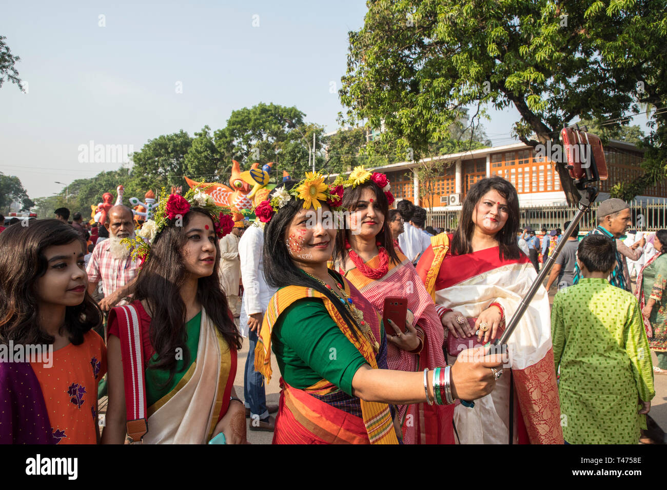 Dhaka, Bangladesch. 14 Apr, 2019. Mangal Shobhajatra, eine farbenfrohe und festliche Prozession feiern Pahela Baishakh, die bangala Neues Jahr, setzt aus Stockfoto