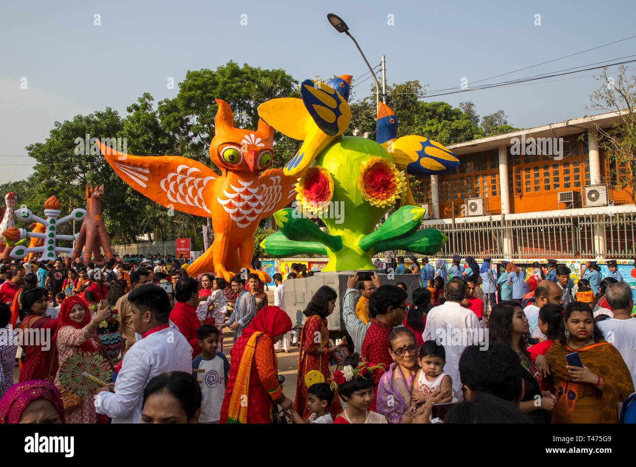 Dhaka, Bangladesch. 14 Apr, 2019. Mangal Shobhajatra, eine farbenfrohe und festliche Prozession feiern Pahela Baishakh, die bangala Neues Jahr, setzt aus Stockfoto