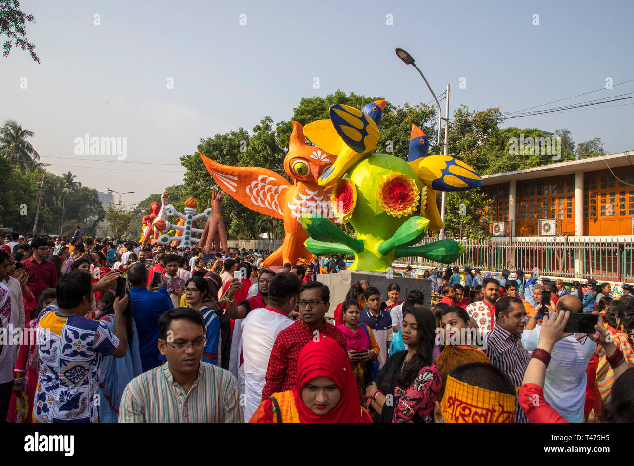 Dhaka, Bangladesch. 14 Apr, 2019. Mangal Shobhajatra, eine farbenfrohe und festliche Prozession feiern Pahela Baishakh, die bangala Neues Jahr, setzt aus Stockfoto