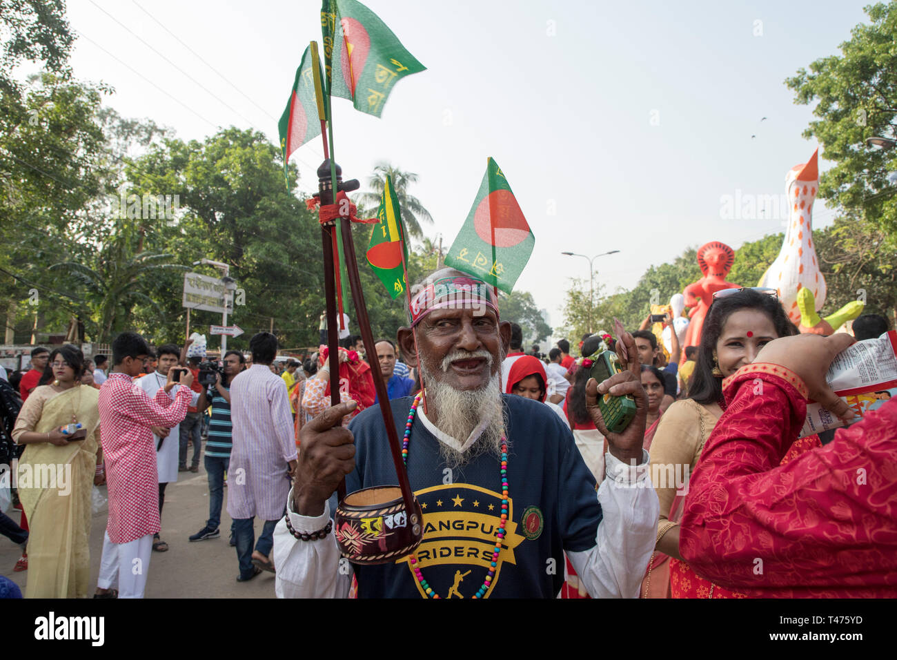 Dhaka, Bangladesch. 14 Apr, 2019. Mangal Shobhajatra, eine farbenfrohe und festliche Prozession feiern Pahela Baishakh, die bangala Neues Jahr, setzt aus Stockfoto