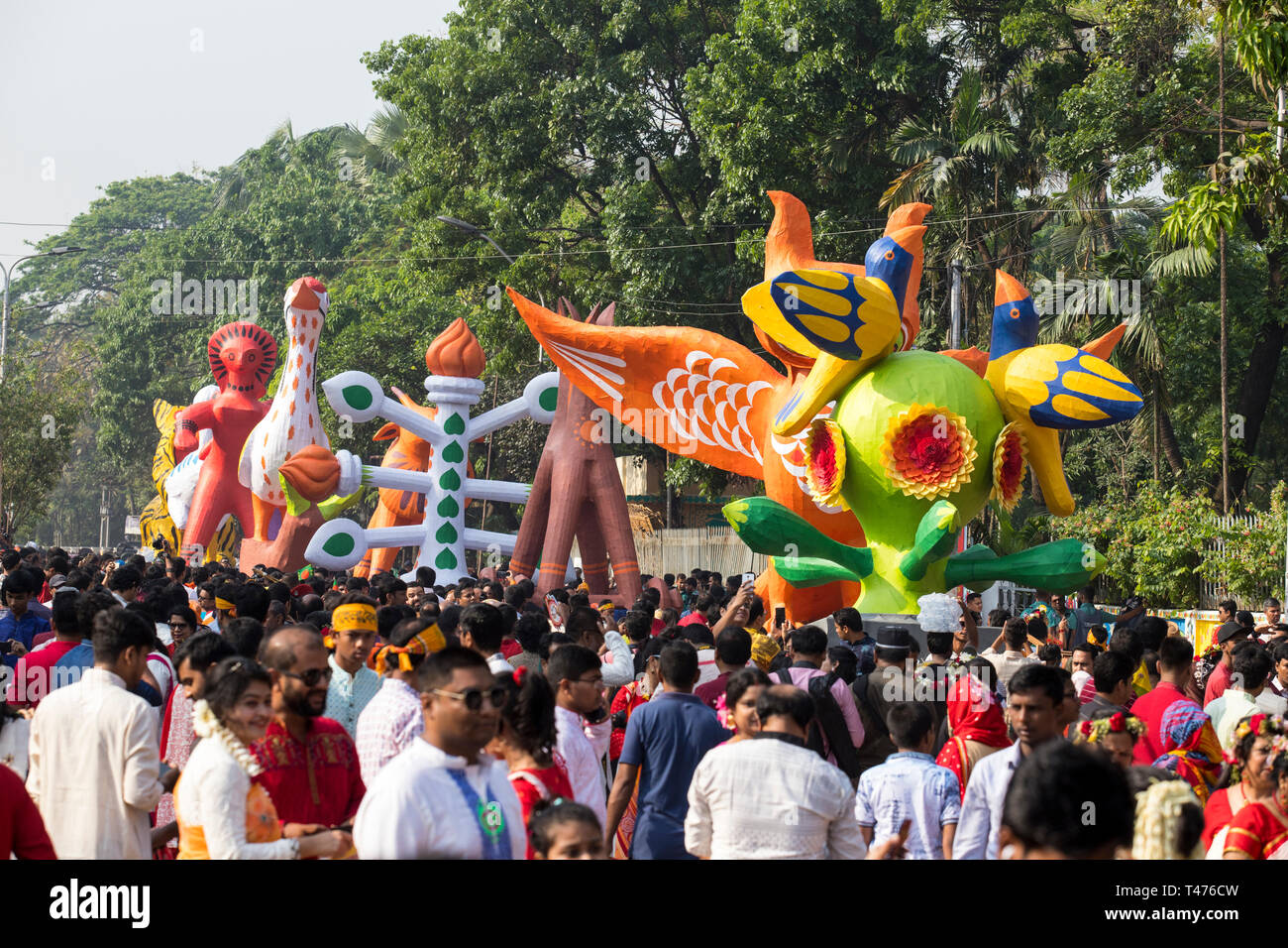 Dhaka, Bangladesch. 14 Apr, 2019. Mangal Shobhajatra, eine farbenfrohe und festliche Prozession feiern Pahela Baishakh, die bangala Neues Jahr, setzt aus Stockfoto