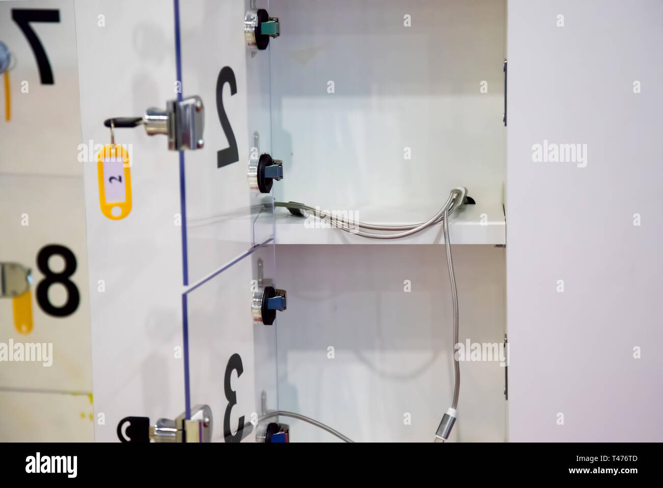 Free Mobile Ladestation in Shopping Mall. Stockfoto