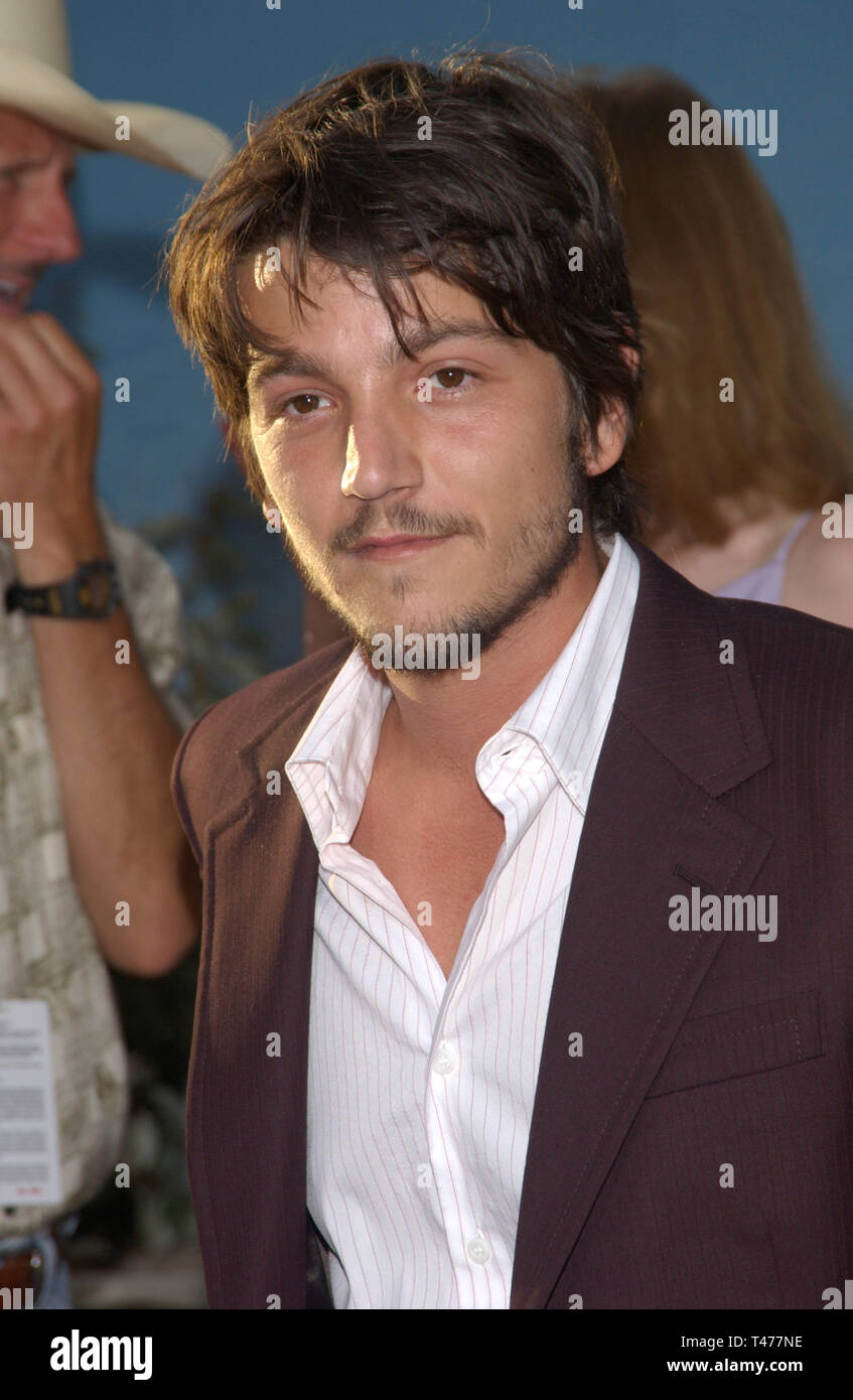 LOS ANGELES, Ca. 11. August 2003: Schauspieler Diego Luna an der Weltpremiere in Hollywood, seines neuen Films Open Range. Stockfoto