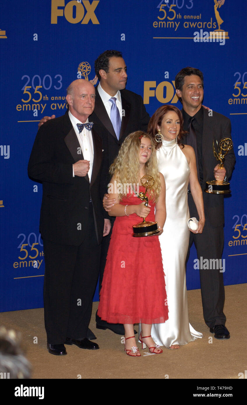 LOS ANGELES, Ca. September 21, 2003: Alle lieben Raymond Sterne Peter Boyle (links), BRAD GARRETT, MADYLIN VERSÜSSEN, Patricia Heaton & Ray Romano auf der 55. jährlichen Emmy Awards in Los Angeles. Stockfoto