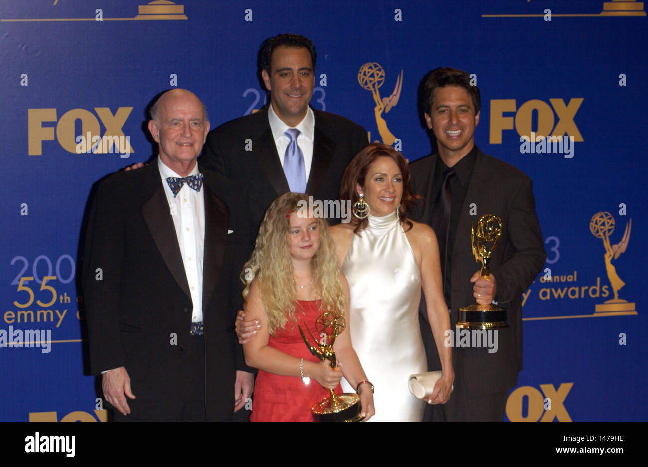 LOS ANGELES, Ca. September 21, 2003: Alle lieben Raymond Sterne Peter Boyle (links), BRAD GARRETT, MADYLIN VERSÜSSEN, Patricia Heaton & Ray Romano auf der 55. jährlichen Emmy Awards in Los Angeles. Stockfoto