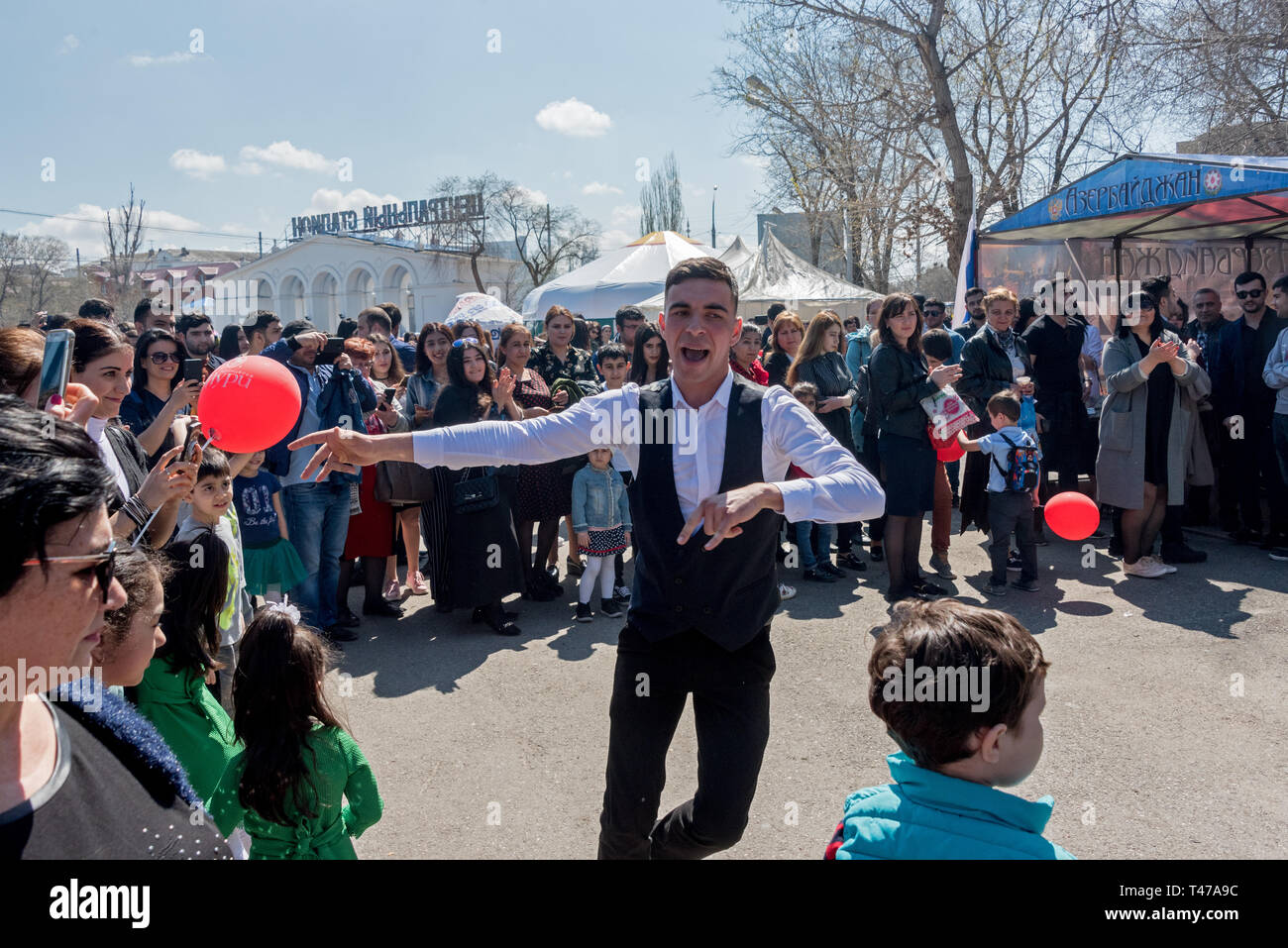 Turkvölker tanzen auf der Nowruz Feier in Astrachan, Russland. Stockfoto